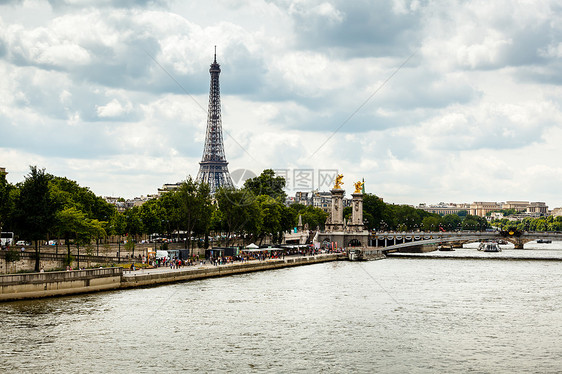 Eiffel铁塔和亚历山大第三桥 法国巴黎建筑码头纪念碑旅游市中心历史天空首都树木景观图片