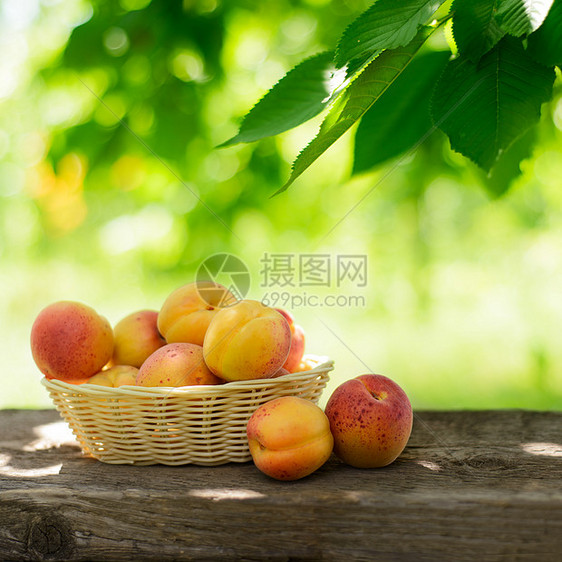 旧木质餐桌上的篮子中的美味美酒甜点桌子营养食物木头团体橙子季节叶子水果图片