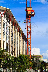 有黄色起重机的楼面建筑工地住房工作工程酒店房子太阳财产商业城市建筑学图片