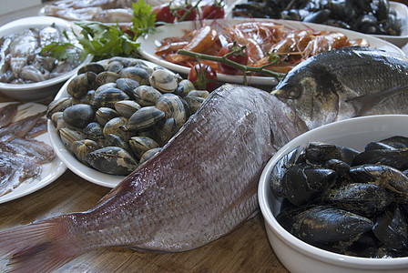 清蒸海鲈鱼地中海蓝鱼钓鱼鳀鱼鲷鱼对虾鲈鱼牛肉片沙拉背景