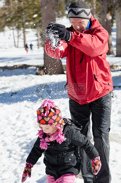 雪乐父母女性孩子婴儿微笑女孩天空乐趣童年女儿图片