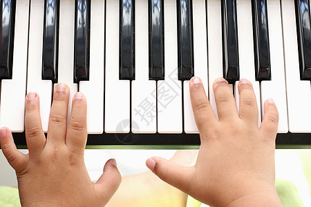 男孩的手 弹钢琴训练学习男生韵律乐趣音乐孩子音乐会手指教育图片