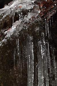 深底的冰柱天气水晶白色季节冻结岩石图片