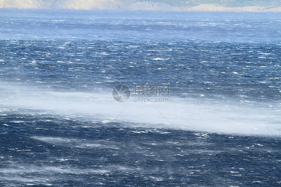 狂浪笼罩着大海愤怒蓝色海浪风暴危险天气雷雨戏剧性图片