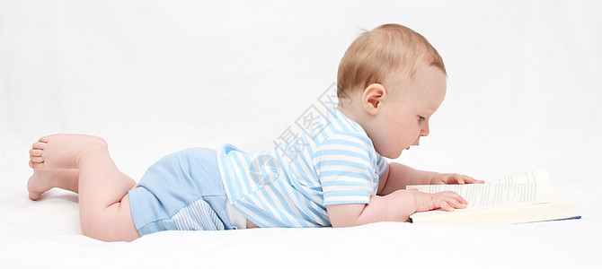 男婴在读书图片