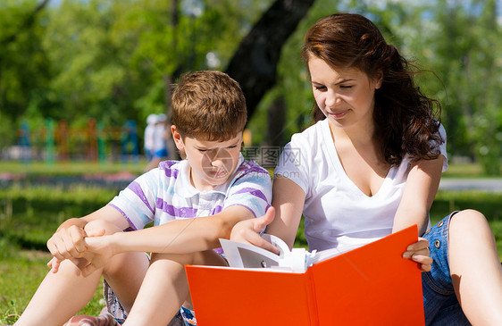 一起阅读一本书女性幸福公园童年快乐教育喜悦学习儿子闲暇图片