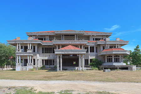 遗弃院建筑衰变建筑学历史烟囱蓝色木头水泥传统绿色图片