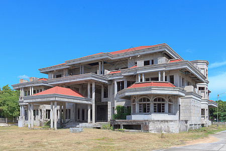 遗弃院水泥天空木头绿色窗户建筑历史烟囱建筑学蓝色图片