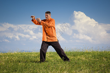 齐贡户外蓝色专注姿势活动天空男人成人艺术武术功夫图片