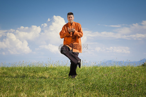 齐贡户外艺术专注草地男人天空闲暇晴天功夫姿势橙子图片