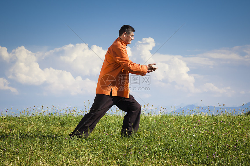 齐贡户外运动文化活动成人晴天武术练习活力姿势橙子图片