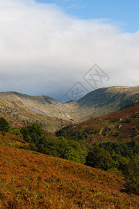 Cumbria湖区山丘和山谷的景象图片