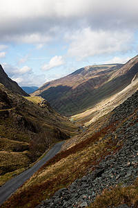 湖区蜿蜒的道路 靠近 Honister 石板矿图片