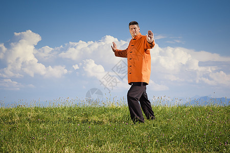 齐贡户外橙子男性成人晴天姿势蓝色练习运动天空闲暇图片