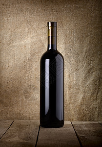 一瓶红酒液体帆布木头黑色红色桌子瓶子麻布酒吧酒厂图片