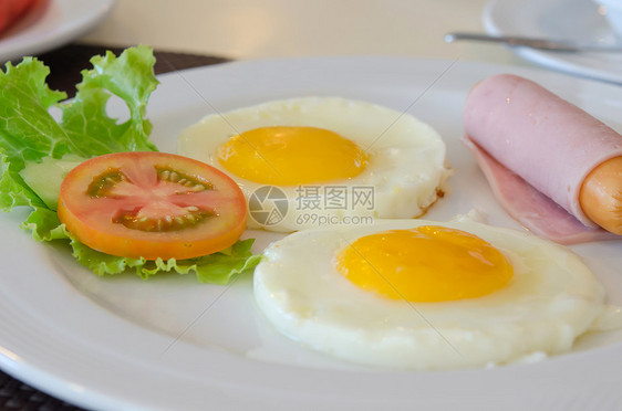 拥抱早餐黄色食物蔬菜盘子绿色香肠油炸猪肉红色营养图片