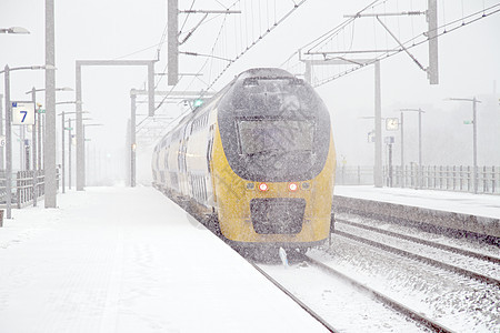 荷兰冬季的雪暴中火车驾驶 荷兰冬天铁轨城市铁路暴风雪运输车站交通天气图片