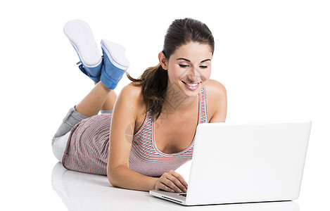在笔记本电脑上工作的学生青少年女性技术青年享受地面白色娱乐快乐黑发图片