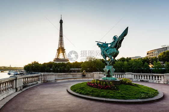 法国在BirHakeim桥和Da的Eiffel铁塔重生法国雕像首都景观雕塑旅游纪念碑蓝色城市建筑假期地标图片