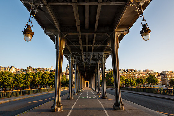 上午在法国巴黎的BirHakeim桥建筑铁路运输旅行城市街道假期景观市中心历史图片