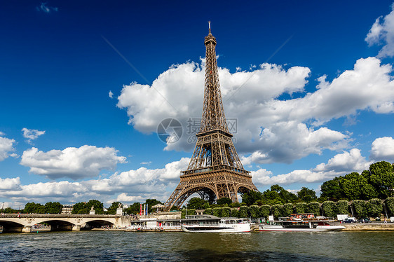 Eiffel铁塔和塞纳河背景有白云的文化假期历史性纪念碑地标市中心建筑历史阳光首都图片