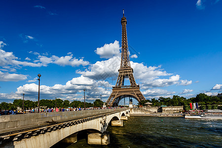 Eiffel铁塔和塞纳河背景有白云的历史性文化建筑学历史景观金属阳光假期市中心旅游图片