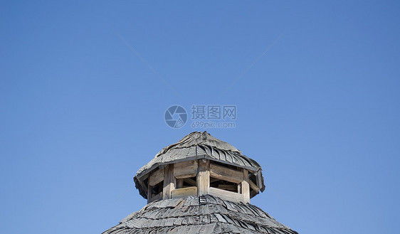 古屋屋顶木柴瓷砖背景蓝天图片