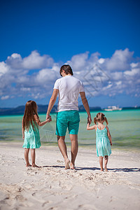 父亲和两个女儿在海边行走时的背影婴儿爸爸孩子家庭海岸线海滩幸福父母男性海洋图片