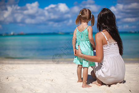 母亲和他女儿的背影 在热带海滩海边看望着大海婴儿家庭情调男性蓝色女士男人假期女孩背景图片