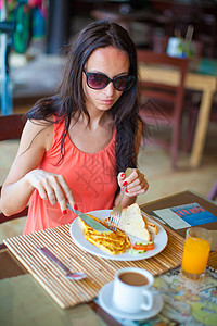 在户外度假餐厅吃早餐的年轻女子 女青年图片