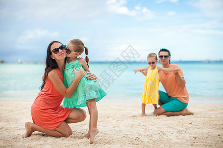 年轻美丽的家庭 有两个孩子在热带度假节日幸福海洋母亲妈妈婴儿女孩女儿假期乐趣女士图片