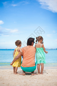 和两个女儿坐在热带沙滩度假时一起快乐的父亲 他有两个女儿父母男性异国海岸线海岸海滩男人海洋情调孩子图片