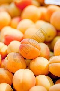 鲜橙红杏仁桃子 在市场上的宏观闭市收成饮食农业季节食物团体产品收藏营养甜点图片