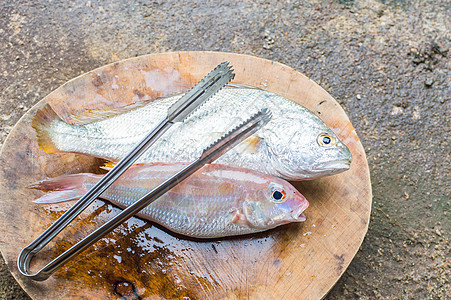 切肉区的新鱼市场钓鱼木板白色柠檬海鲜鲭鱼砧板食物美食图片