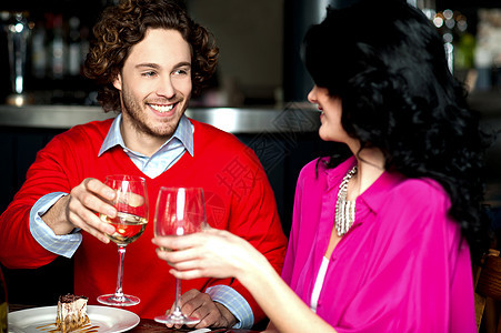 干杯 一对夫妇一起庆祝他们的爱朋友们餐厅夫妻女性女朋友派对男人桌子男朋友喜悦图片
