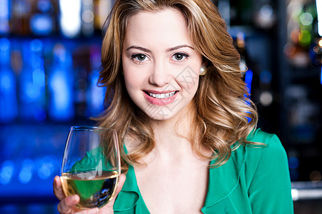 有吸引力的年轻女孩喝酒酒女士娱乐享受派对夜店女性餐厅闲暇社交庆典图片