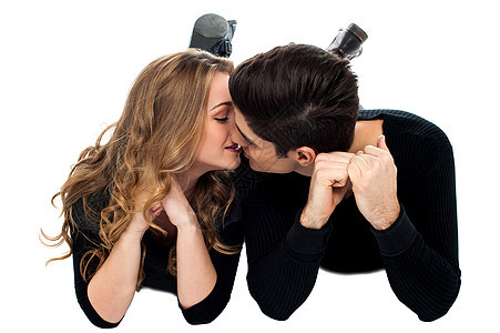 可爱的年轻夫妇接吻地面男性男人女性女孩夫妻朋友们女士男朋友工作室图片