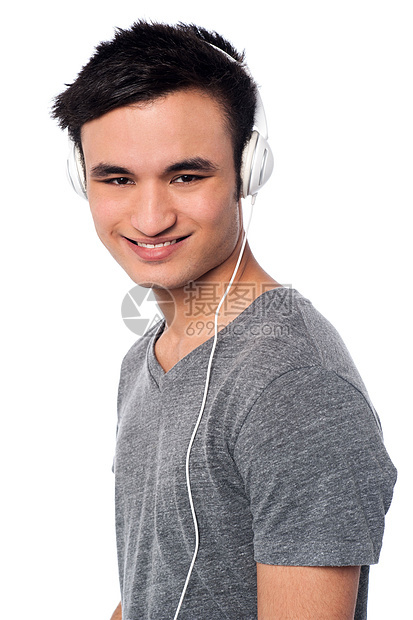 年轻人享受音乐岩石男性歌曲白色立体声男人耳机青年技术音乐播放器图片