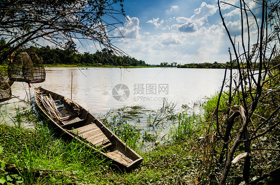 河船和天空池塘环境蓝色生态绿色农村土地乡村图片