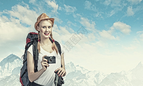青年妇女登山女旅行家女孩地平线高山路线自由岩石娱乐成功环球图片