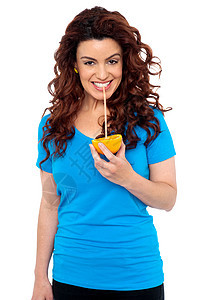 从水果直接喝新鲜橙子汁的漂亮女孩能量橙子饮料化合物牙齿食欲女性享受饮食碳水图片