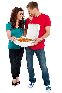 情侣分享比萨饼 共享快乐男人男朋友女朋友男性微笑食欲夫妻女士香肠女性图片