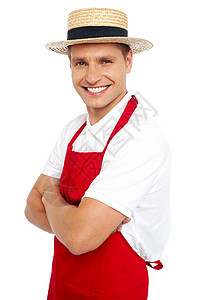 笑笑英俊厨师的轻松肖像双臂快乐食物餐厅围裙男人职业餐饮服务商业图片