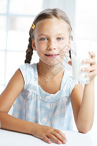 儿童饮料牛奶卫生桌子女孩育儿营养玻璃杯子快乐蓝色小吃图片