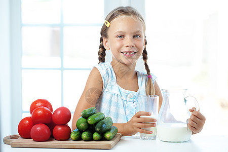 儿童饮料牛奶小吃蓝色玻璃厨房早餐卫生桌子女学生乐趣女孩图片