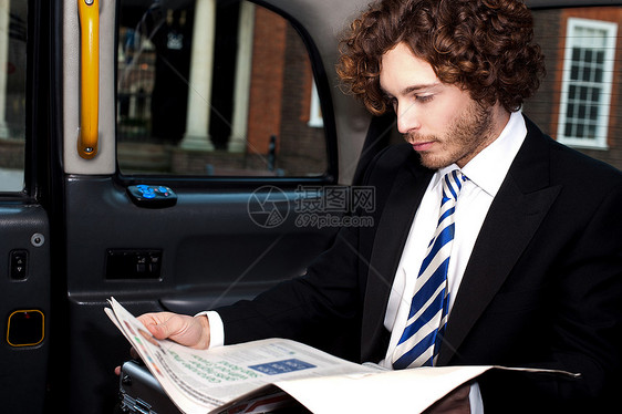 出租车内的商家阅读杂志社图片