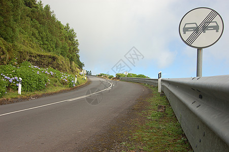 现在经过亚速尔群岛路线驾驶警告岩石街道圆圈危险美化草地入口图片