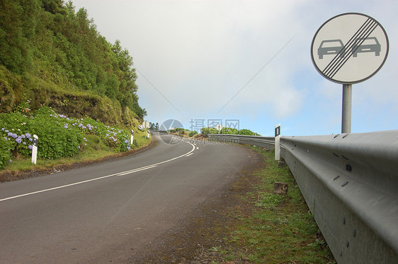 现在经过亚速尔群岛路线驾驶警告岩石街道圆圈危险美化草地入口图片