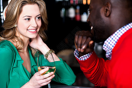 在酒吧里聊天的年轻情侣图片