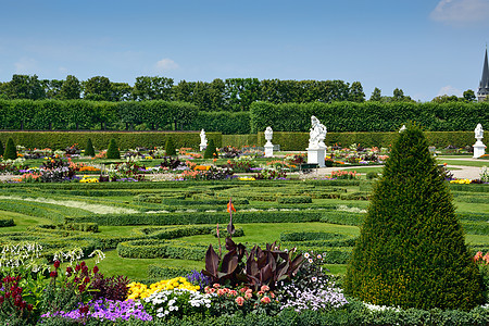 德国汉诺威的花园中带有雕塑的花园树叶大理石旅游雕像娱乐植物艺术品叶子花坛文化图片